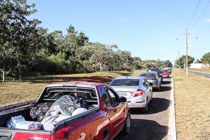 Fila de carros: centenas de pessoas foram à Base Aérea entregar mantimentos -  (crédito:  Kayo Magalhães/CB/D.A Press)