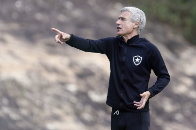  Luis Castro. Treino do Botafogo no Espaco Lonier. 02 de Agosto de 2022, Rio de Janeiro, RJ, Brasil. Foto: Vitor Silva/Botafogo. .Imagem protegida pela Lei do Direito Autoral N.. 9.610, DE 19 DE FEVEREIRO DE 1998. Sendo proibido qualquer uso comercial, remunerado e manipulacao/alteracao da obra..
     -  (crédito:  Vitor_Silva)