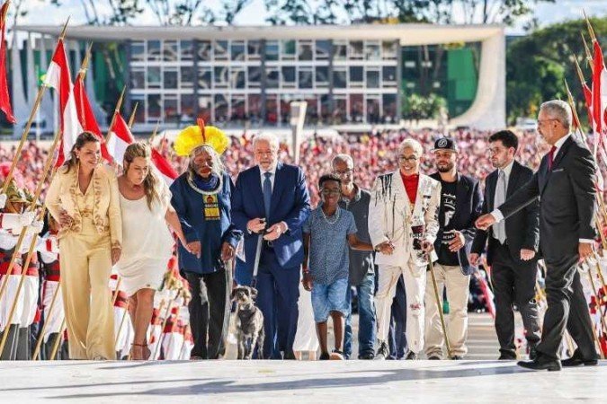 Presidente Luiz Inácio Lula da Silva subiu a rampa do Palácio do Planalto acompanhado da primeira-dama Janja, representantes da sociedade civil organizada e da cadelinha Resistência
