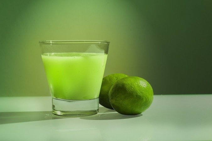O site TasteAtlas descreve a Caipirinha como uma mistura de cachaça, açúcar e limão.