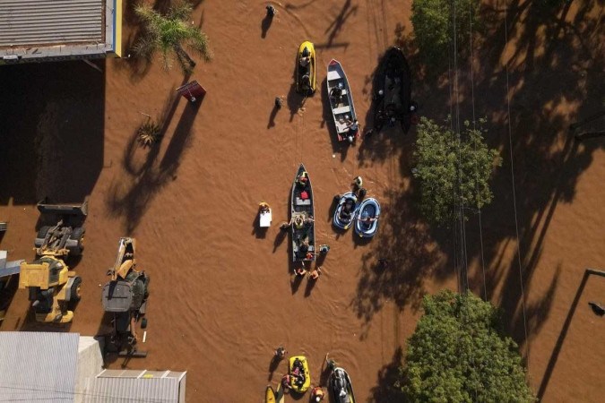 Vista aérea de ruas inundadas durante operações de resgate no bairro de São João, em Porto Alegre, Brasil, tirada em 6 de maio de 2024       -  (crédito: FLORIAN PLAUCHEUR / AFP)