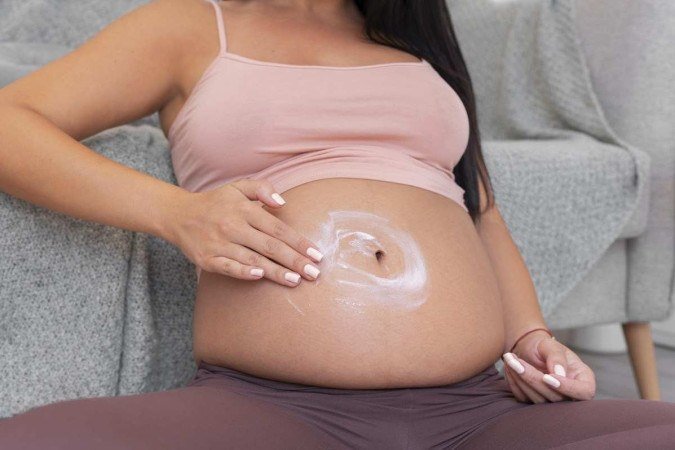Em alguns casos, é necessário que a mulher marque uma consulta com um dermatologista, para que o profissional possa avaliar a pele da paciente - (crédito: Reprodução/Freepik) Em alguns casos, é necessário que a mulher marque uma consulta com um dermatologista, para que o profissional possa avaliar a pele da paciente - (crédito: Reprodução/Freepik)