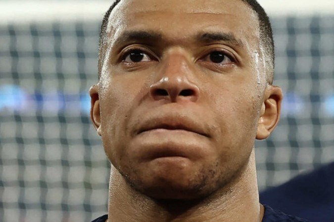 Mbappé deixa campo cabisbaixo após eliminação do PSG na Champions - Foto: Odd Andersen/AFP via Getty Images - (crédito: Odd Andersen/AFP via Getty Images) Mbappé deixa campo cabisbaixo após eliminação do PSG na Champions - Foto: Odd Andersen/AFP via Getty Images - (crédito: Odd Andersen/AFP via Getty Images)