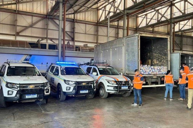 carga – avaliada em R$ 526 mil – foi deixada na manhã desta terça-feira (7), no depósito da Força Aérea Brasileira (FAB), no aeroporto de Brasília, e deve seguir nas próximas horas para o Estado gaúcho - (crédito: Divulgação/Seec-DF) carga – avaliada em R$ 526 mil – foi deixada na manhã desta terça-feira (7), no depósito da Força Aérea Brasileira (FAB), no aeroporto de Brasília, e deve seguir nas próximas horas para o Estado gaúcho - (crédito: Divulgação/Seec-DF)