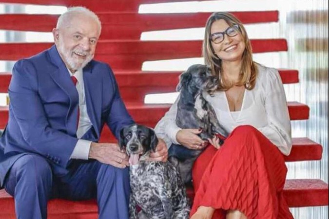 Foto de Natal do casal presidencial Lula e Janja com as cachorrinhas Resistência e Paris -  (crédito: Reprodução @janjalula)