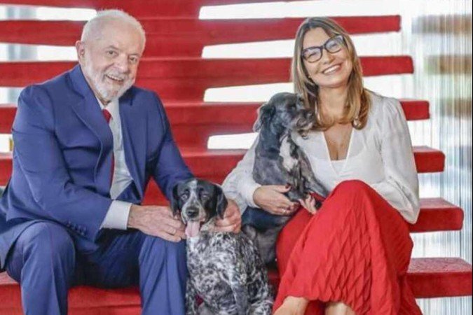 Foto de Natal do casal presidencial Lula e Janja com as cachorrinhas Resistência e Paris - (crédito: Reprodução @janjalula) Foto de Natal do casal presidencial Lula e Janja com as cachorrinhas Resistência e Paris - (crédito: Reprodução @janjalula)