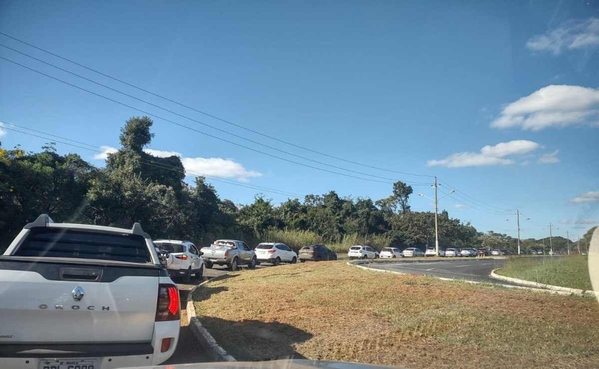 Vídeo: fila de carros na Base Aérea de Brasília para ajudar gaúchos