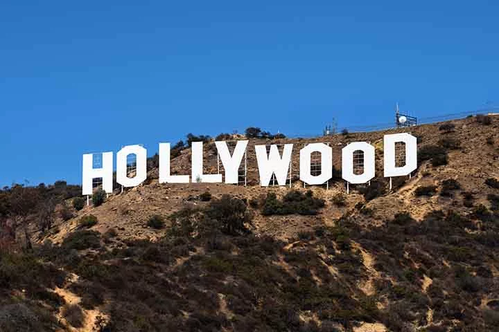 Quem pensa que o letreiro de Hollywood, emblema de Los Angeles, que conquista o coração dos turistas, nasceu para se tornar um símbolo mundial, está enganado. Diferente da Estátua da Liberdade, uma das marcas mais emblemáticas dos Estados Unidos foi construída por outro motivo.  -  (crédito: Letreiro de Hollywood - Thomas Wolf/Wikimédia Commons)