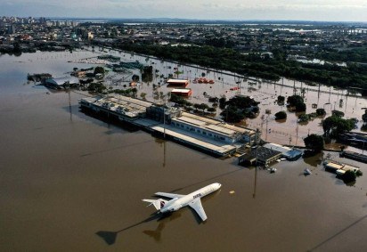 O aeroporto se encontra alagado e interditado por tempo indeterminado -  (crédito:  AFP)