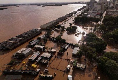 Vista aérea da área portuária inundada de Porto Alegre, Rio Grande do Sul, Brasil, tirada em 8 de maio de 2024    -  (crédito: NELSON ALMEIDA / AFP)