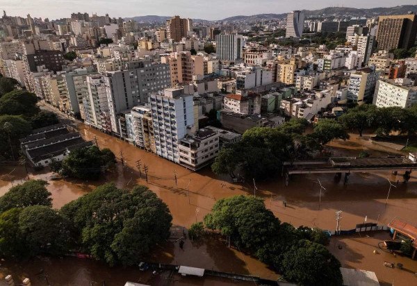 Nível do Guaíba diminui, mas água segue avançando em ruas de Porto Alegre e novas chuvas são esperadas para o estado nos próximos dias -  (crédito: Nelson ALMEIDA/AFP)