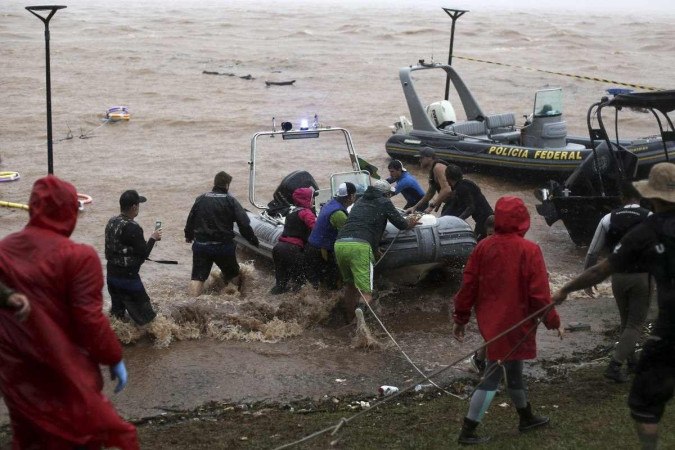 Equipes de resgate enfrentaram chuva forte em Porto Alegre -  (crédito: Anselmo Cunha/AFP)