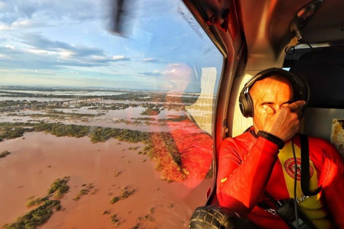 Socorrista sobrevoa região alagada. Mais de 200 municípios gaúchos não constavam como em emergência porque não eram considerados áreas de risco -  (crédito: Lauro Alves/Secom/GRS)