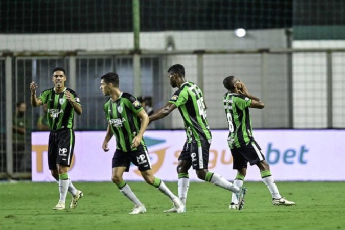 Jogadores do América celebram. O time vence o Vila Nova, segue invicto e entra provisoriamente no G4 -  (crédito: Foto: Mourão Panda / América)
