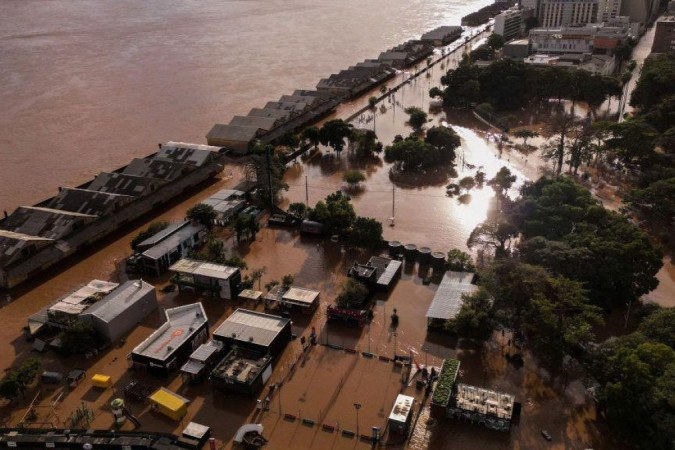 Com 66 pessoas abrigadas após enchentes, igreja em Porto Alegre não tem mais vagas -  (crédito: Fernando Otto/BBC)