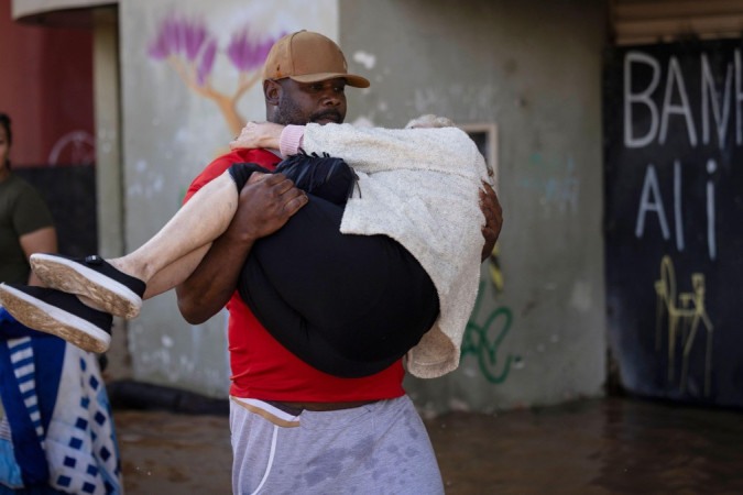 Há  milhares de pessoas esperando por resgate em bairros de Porto Alegre, segundo a prefeitura da capital gaúcha -  (crédito: REUTERS/Renan Mattos)