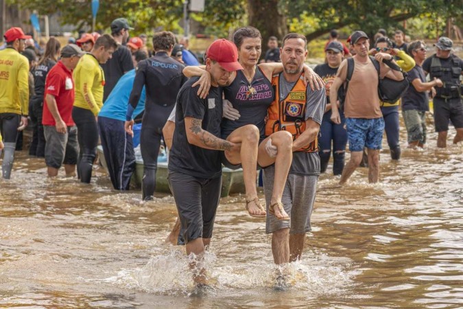  Equipes de resgate formadas por bombeiros, militares do Exército e voluntários atuam no resgate de moradores que   tiveram suas casas inundadas, em Porto Alegre, nesta quarta-feira (8).   -  (crédito:  JORGE LANSARIN/ESTADÃO CONTEÚDO)