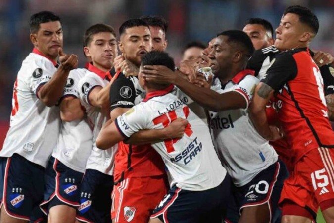 Players of Nacional and River Plate fight during the Copa Libertadores group stage second leg football match between Uruguay's Nacional and Argentina's River Plate at the Gran Parque Central stadium in Montevideo on May 7, 2024. (Photo by DANTE FERNANDEZ / AFP) (Photo by DANTE FERNANDEZ/AFP via Getty Images)
- (crédito: AFP via Getty Images) Players of Nacional and River Plate fight during the Copa Libertadores group stage second leg football match between Uruguay's Nacional and Argentina's River Plate at the Gran Parque Central stadium in Montevideo on May 7, 2024. (Photo by DANTE FERNANDEZ / AFP) (Photo by DANTE FERNANDEZ/AFP via Getty Images)
- (crédito: AFP via Getty Images)