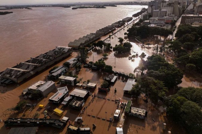 Vista aérea da área portuária inundada de Porto Alegre, Rio Grande do Sul, Brasil, tirada em 8 de maio de 2024    -  (crédito: NELSON ALMEIDA / AFP)