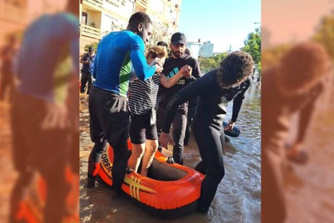 Caíque, goleiro do Grêmio, ajuda no resgate de moradores de Porto Alegre, que ficaram ilhados pela enchente -  (crédito: Foto: Reprodução / Redes Sociais)