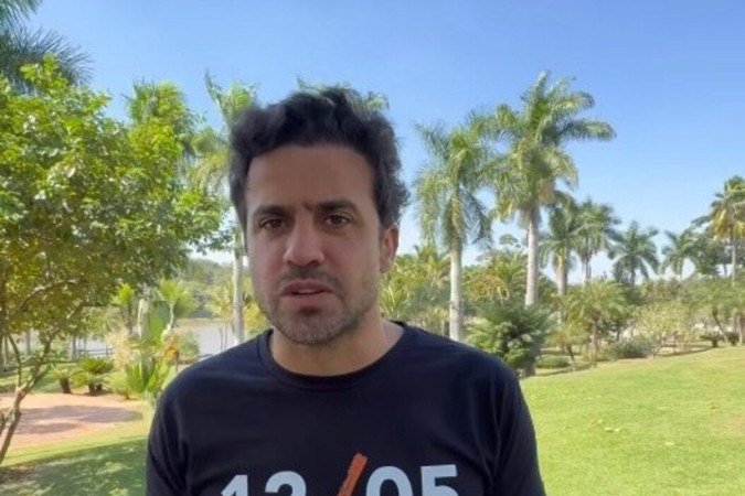 Nos últimos dias, Marçal usou as redes sociais para afirmar que caminhões com doações estariam sendo barrados e impedidos de distribuir água, alimentos e roupas para os atingidos, o que é mentira.
- (crédito: Reprodução/Redes Sociais) Nos últimos dias, Marçal usou as redes sociais para afirmar que caminhões com doações estariam sendo barrados e impedidos de distribuir água, alimentos e roupas para os atingidos, o que é mentira.
- (crédito: Reprodução/Redes Sociais)