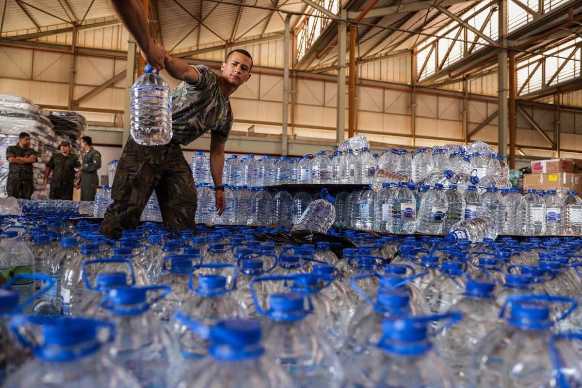 Base Aérea de Brasília recebe doações para as vítimas o Rio Grande do Sul: mais de 523 mil residências estão sem abastecimento de água -  (crédito:  Joédson Alves/Agência Brasil)