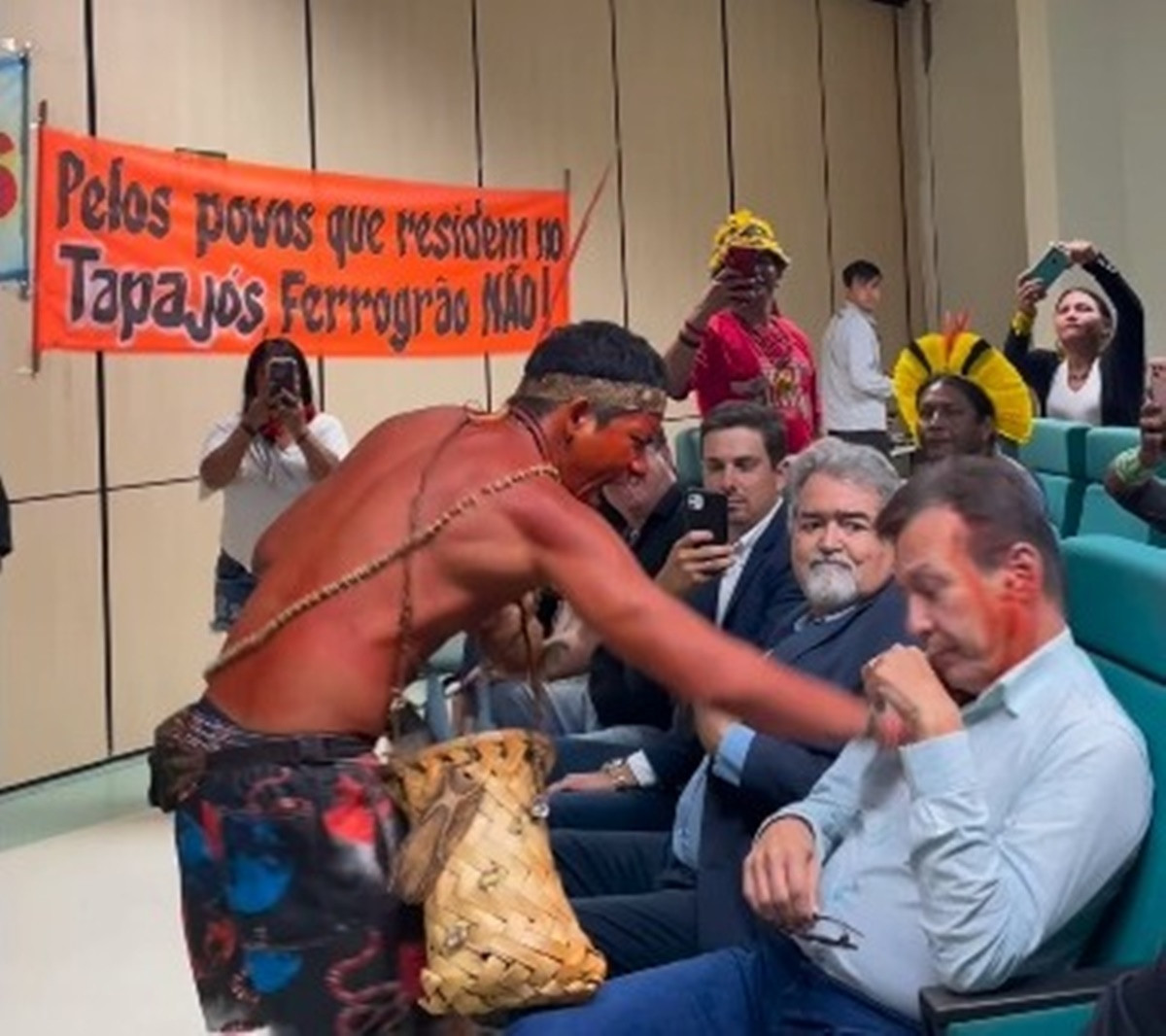 Indígena passa urucum em participantes de evento em protesto contra Ferrogrão