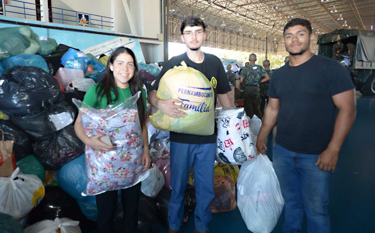  Pedro Fonseca e os amigos foram à base em quatro caminhonetes repletas de donativos 