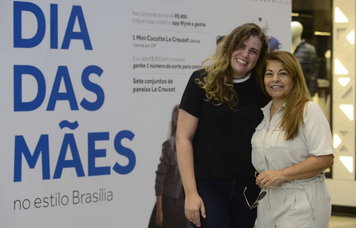 Sheila Sandra com a nora Maiara Soares: passeio no shopping em busca de presentes para domingo