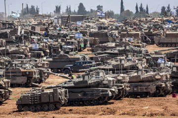 Tanques e outros veículos militares israelenses mantêm posição no sul de Israel, perto da fronteira com a Faixa de Gaza        -  (crédito: Ahmad Gharabli/AFP)