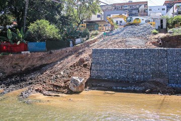Às margens do córrego Rio Riacho Fundo estão sendo feitas obras de contenção para evitar que as águas invadam as casas, passarelas e pontes, como ocorreu na Vila Cauhy
 -  (crédito: Kayo Magalhães/CB/D.A Press)