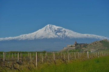 Monastério de Khor Virap com o Monte Ararat ao fundo: dois dos locais mais icônicos para o cristianismo na Armênia  -  (crédito: Vanush Melkonyan/UGAB Brasil )