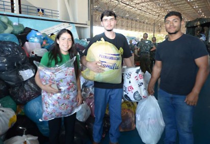  Pedro Fonseca e os amigos foram à base em quatro caminhonetes repletas de donativos  -  (crédito:  Ed Alves/CB/DA.Press)