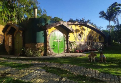 Um chalé em forma de Toca de Hobbit atrai curiosos na cidade de Pomerode, em Santa Catarina.  Localizada no Vale do Selke, a construção se inspira na obra 