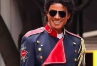 O ator Jaafar Jackson foi fotografado por fãs que destacaram a sua semelhança com o tio, o cantor Michael Jackson.  Jaafar interpreta o tio na cinebiografia do ídolo pop.  -  (crédito: Reprodução redes sociais )