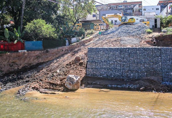 Às margens do córrego Rio Riacho Fundo estão sendo feitas obras de contenção para evitar que as águas invadam as casas, passarelas e pontes, como ocorreu na Vila Cauhy
 -  (crédito: Kayo Magalhães/CB/D.A Press)