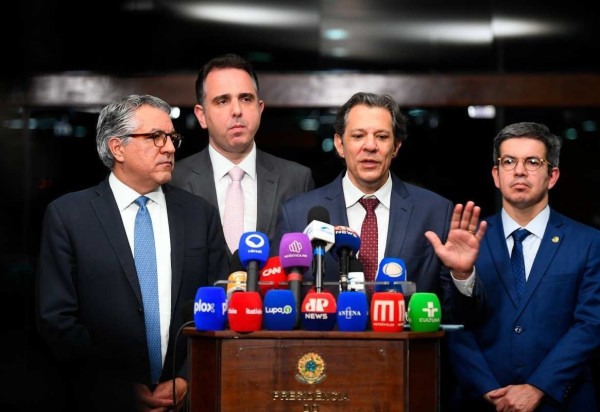  Os ministros Fernando Haddad e Alexandre Padilha apresentaram ao presidente do Senado, Rodrigo Pacheco, alternativa à reoneração  -  (crédito: Marcos Oliveira/Agência Senado)