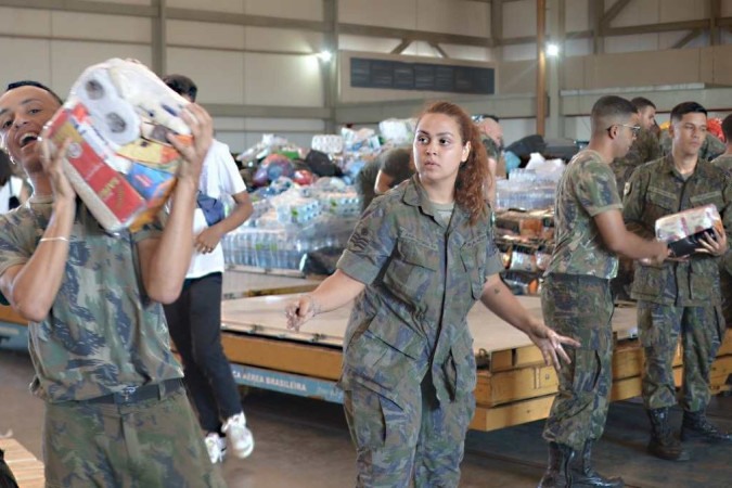 Nos galpões da Base Aérea de Brasília, o trabalho dos militares é frenético para organizar os donativos que seguirão para o Rio Grande do Sul -  (crédito:  Ed Alves/CB/DA.Press)