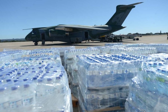 Doações para Rio Grande do Sul sendo carregadas para um avião da FAB em 9 de maio -  (crédito:  Ed Alves/CB/DA.Press)