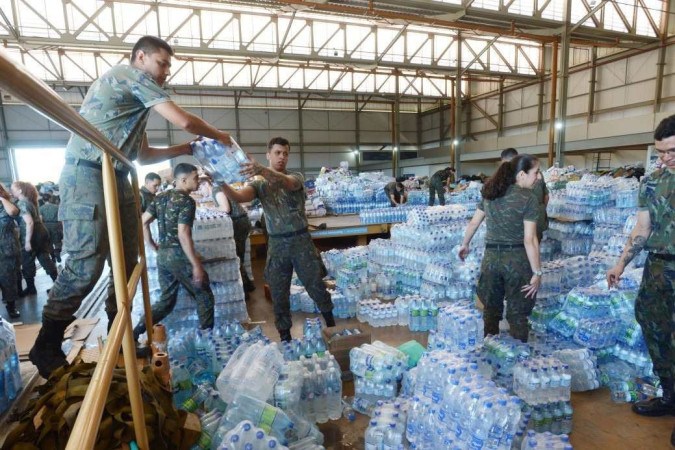 Água foi o item mais doado ao Rio Grande do Sul, segundo o levantamento da Defesa Civil -  (crédito:  Ed Alves/CB/DA.Press)