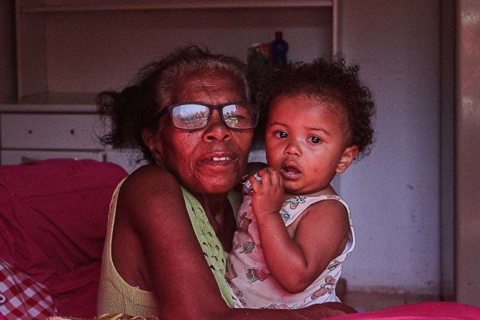 Maria de Fátima Soares pretende se mudar para longe do córrego que transbordou no início do ano