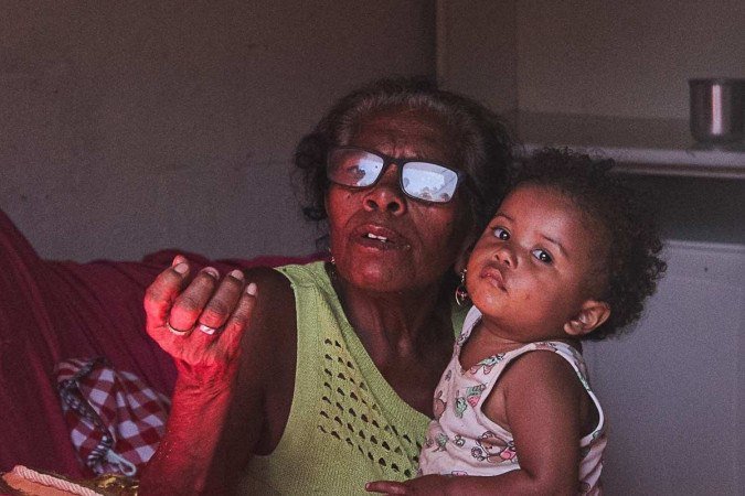 Maria de Fátima Soares pretende se mudar para longe do córrego que transbordou no início do ano