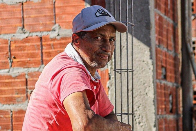 O pedreiro Antônio Ferreira perdeu os móveis nos alagamentos na Vila Cauhy, em janeiro