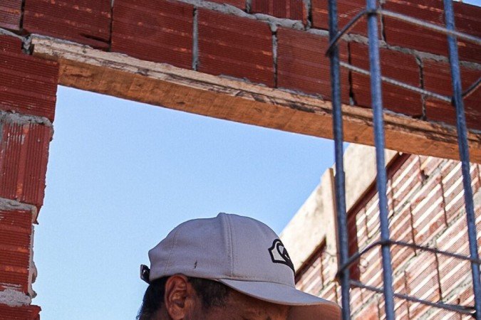 O pedreiro Antônio Ferreira perdeu os móveis nos alagamentos na Vila Cauhy, em janeiro