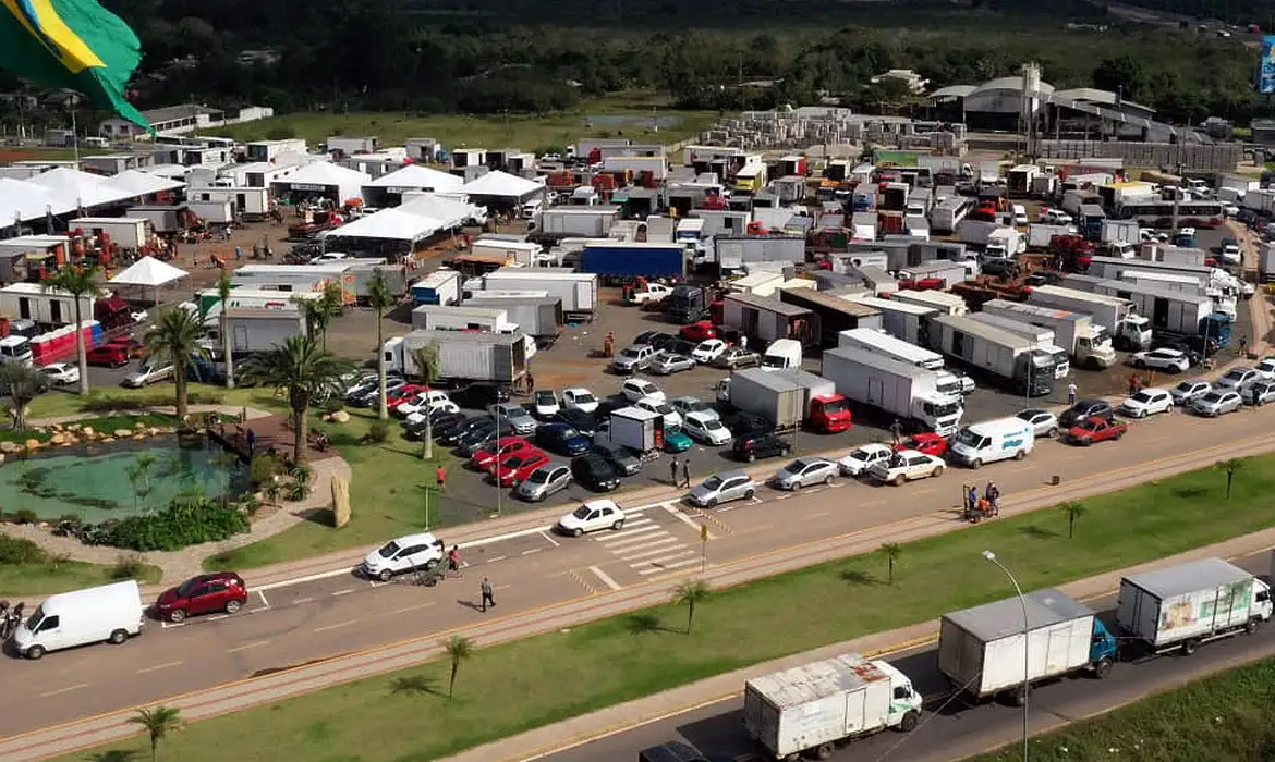 Após alagamento, Ceasa improvisa feira em estacionamento em Gravataí -  (crédito: EBC)