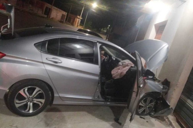 Carro ficou destruído com a batida -  (crédito: PMMG/Divulgação)