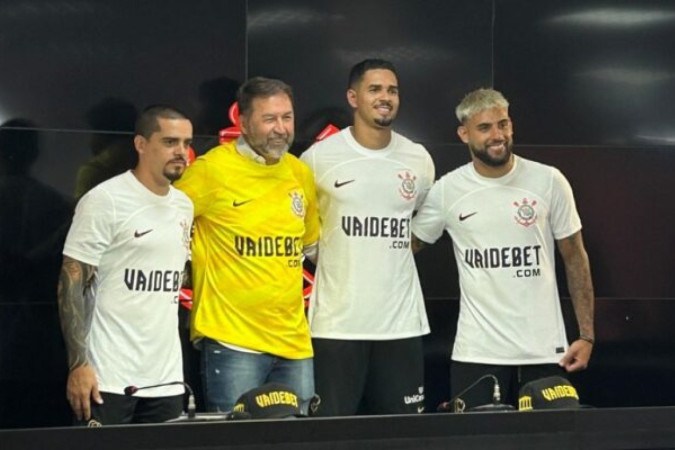 Presidente Augusto Melo e jogadores na apresentação do acordo com a VaideBet -  (crédito: Foto; Divulgação/Corinthians)