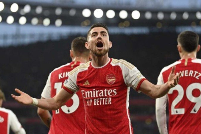  Arsenal's Italian midfielder #20 Jorginho celebrates after Arsenal's English midfielder #41 Declan Rice scores the opening goal of the English Premier League football match between Arsenal and Brentford at the Emirates Stadium in London on March 9, 2024. (Photo by JUSTIN TALLIS / AFP) / RESTRICTED TO EDITORIAL USE. No use with unauthorized audio, video, data, fixture lists, club/league logos or 'live' services. Online in-match use limited to 120 images. An additional 40 images may be used in extra time. No video emulation. Social media in-match use limited to 120 images. An additional 40 images may be used in extra time. No use in betting publications, games or single club/league/player publications. /  (Photo by JUSTIN TALLIS/AFP via Getty Images)
     -  (crédito:  AFP via Getty Images)