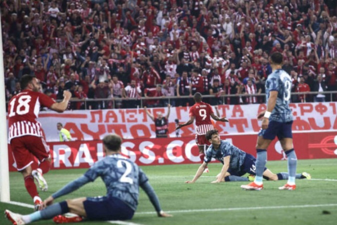 Olympiacos não deu chance para o Aston Villa e está na final -  (crédito: Foto: ANGELOS TZORTZINIS/AFP via Getty Images)