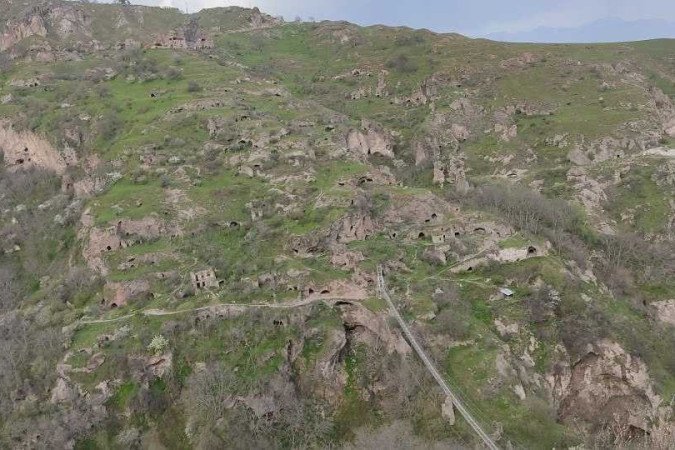 Vista geral das cavernas e ruínas ao longo do despenhadeiro, em Khndzoresk, na Armênia